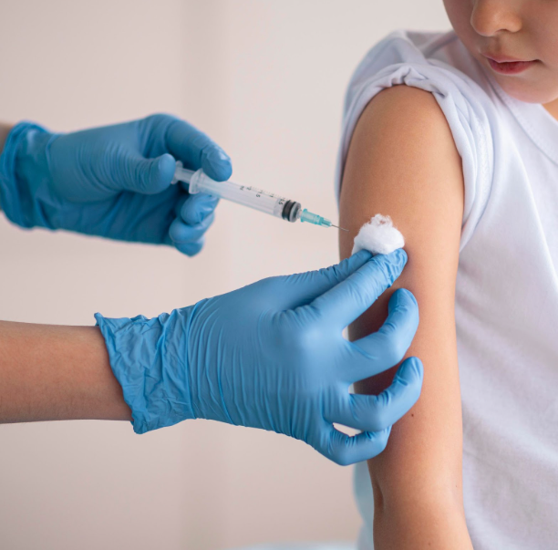 تطعيمات الأطفال: أنواعها، ومواعيدها، وأفضل مركز لإعطائها بالرياض