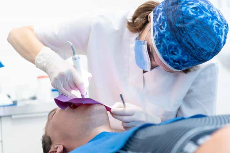 حشو عصب بالرياض – علاج آمن وفعال لألم الأسنان المزمن